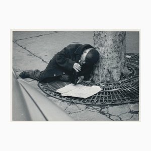 Erich Andres, personas sin hogar en las calles, París, Francia, años 50, fotografía en blanco y negro