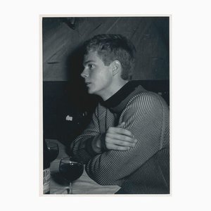 Erich Andres, joven estudiante bebiendo vino, París, Francia, años 50, fotografía en blanco y negro