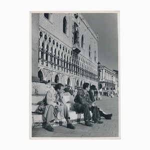 Erich Andres, Venecia: hombres sentados en la plaza Markus, Italia, años 50, fotografía en blanco y negro