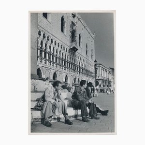 Erich Andres, Venedig: Männer sitzen am Markusplatz, Italien, 1950er, Schwarz-Weiß-Fotografie
