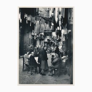 Erich Andres, Nápoles: personas sentadas en las calles, Italia, años 50, fotografía en blanco y negro