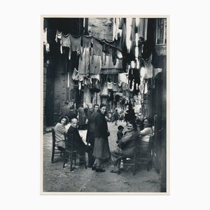 Erich Andres, Neapel: Menschen sitzen auf den Straßen, Italien, 1950er, Schwarz-Weiß-Fotografie