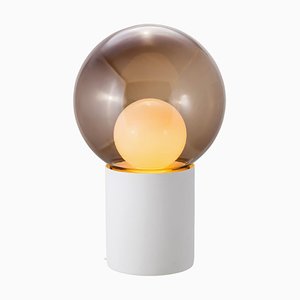 Lámpara de mesa High Boule de vidrio ahumado en gris y blanco con base blanca de Sebastian Herkner para Pulpo & Rosenthal