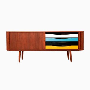 Credenza in teak con cassetti colorati di Bruno Hansen, Danimarca