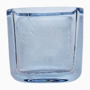 Jarrón sueco de vidrio azul hielo con motivo de bosque grabado