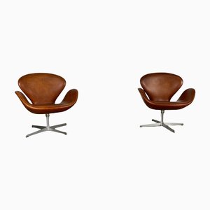 Vintage Cognac Leather Swan Chairs by Arne Jacobsen for Fritz Hansen, 1960s, Set of 2