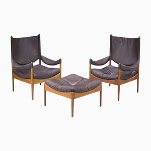 Sillones daneses Mid-Century de roble y cuero con otomana de Kristian Vedel para Søren Wiladsen, años 60. Juego de 3