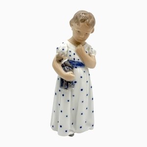 Dänische Porzellanfigur eines Mädchens mit Puppe von Royal Copenhagen