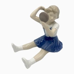 Figura danesa de porcelana de una niña peinándose de Bing & Grondahl