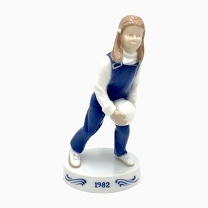 Figura danesa de porcelana de una niña con una bola de Bing & Grondahl, 1982