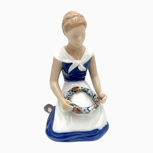 Figura de niña danesa de porcelana con corona de Bing & Grondahl, años 80