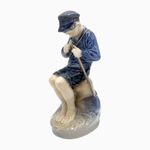 Figura danesa de porcelana de un niño con un palo de Royal Copenhagen