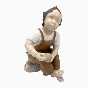 Figura de porcelana de un niño de Bing & Grondahl, Dinamarca, años 50/60