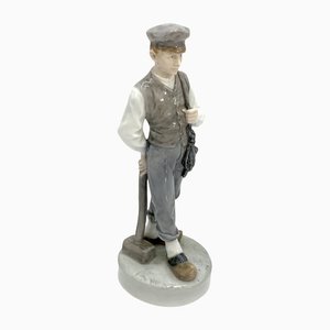 Figura de porcelana de un niño con un martillo de Royal Copenhagen, Denmark, 1945