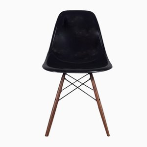 Sedia DSW nera di Charles Eames e Herman Miller