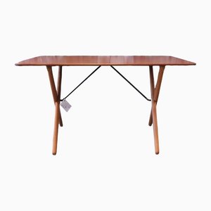 Mesa de centro modelo AT308 con patas cruzadas de Hans J. Wegner para Andreas Tuck