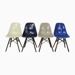 Sillas auxiliares DSW en azul de Eames para Herman Miller. Juego de 4