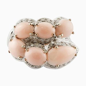 Bague en or blanc avec pendants en corail rose et diamants