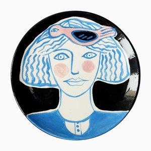 Woman the Blue mit Flüchtigen Teller von Dalila Chessa