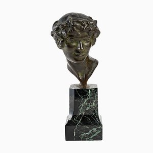 Frau mit Blumenschmuck, Bronze