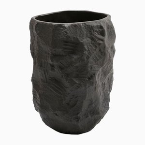 Vaso alto in basalto nero della serie Stoviglie di Max Lamb per 1882 Ltd