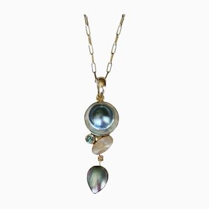 Ciondolo in argento e madreperla con perla coltivata, topazio blu e pietra di luna