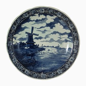 Plato de cerámica con molino de viento y pescador