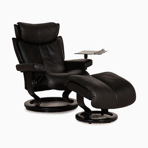 Butaca y taburete Relax de cuero negro de Stressless. Juego de 2