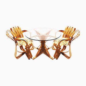 Juego de comedor de madera curvada con 2 sillas cruzadas y mesa de comedor de Frank Gehry para Knoll International. Juego de 3