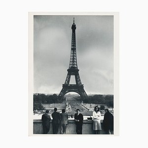 Fotografía en blanco y negro de la Torre Eiffel, años 50