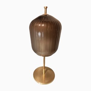 Große Stehlampe aus satiniertem Messing & geripptem Milchglas
