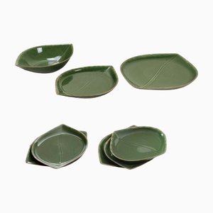 Platos y bandeja inferior de cerámica esmaltada en verde, años 60. Juego de 8
