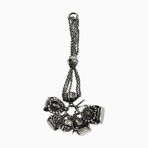 Chatelaine holandesa de plata con 4 alijos y dijes, siglo XIX