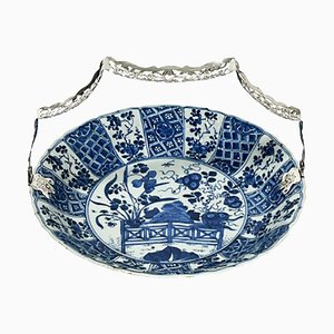 Plato chino de porcelana Kraak Kangxi en azul y blanco con soporte de plata, 1700