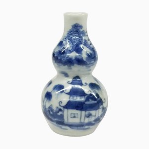Kleine antike chinesische Porzellanvase in Blau & Weiß mit doppelten Kürbissen