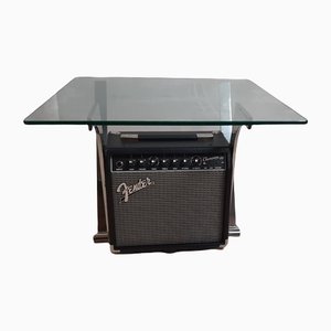 Mesa baja de vidrio y hierro con amplificador Fender Champions 20