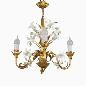Lámpara de araña florentina de metal dorado con flores de lirio blanco