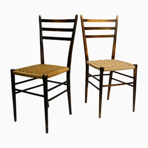 Sillas de comedor italianas Mid-Century de madera con asientos de cuerda de mimbre. Juego de 2