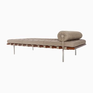Sofá cama Barcelona de Mies Van Der Rohe para Knoll Inc. / Knoll International