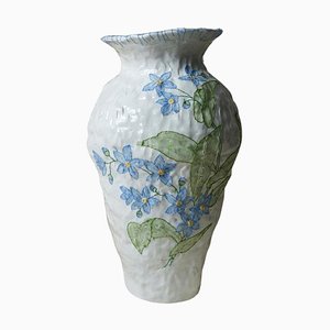Blaue Blumenstickerei Vase von Caroline Harrius
