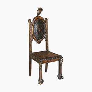 Antiker handgeschnitzter Stuhl mit hoher Rückenlehne mit geprägtem Wappen von Wappen