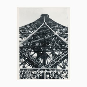 Fotografía en blanco y negro de la Torre Eiffel, Francia, años 50