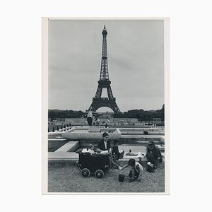 Fotografía en blanco y negro de la Torre Eiffel, Francia, años 50