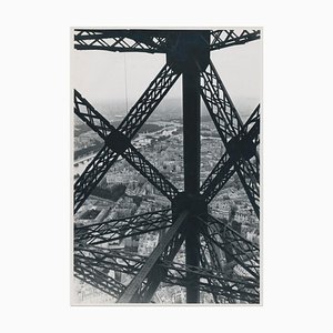 Fotografía en blanco y negro de la Torre Eiffel, Francia, años 50