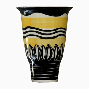 Jarrón de cerámica negro y amarillo
