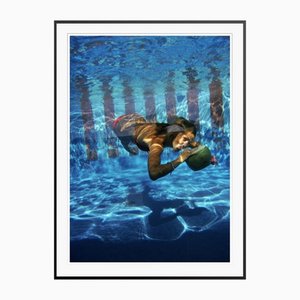 Slim Aarons, Bevanda sott'acqua, 1972, fotografia a colori