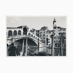 Fotografía en blanco y negro del puente de Rialto, Italia, años 50