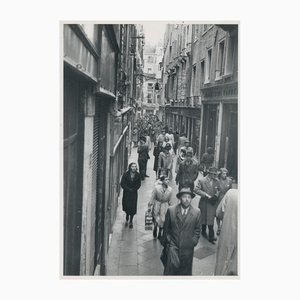 Calle comercial, Italia, años 50, fotografía en blanco y negro