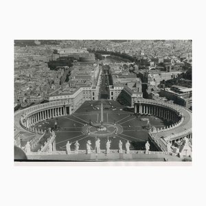 Fotografía en blanco y negro de la plaza de San Pedro, Roma, Italia, años 50