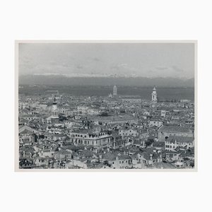 Fotografía en blanco y negro de la ciudad de Venecia, Italia, años 50
